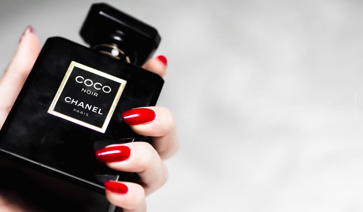 chanel-haute-couture-ready-to-wear-runway-fashion-fragrance-bottle-nails