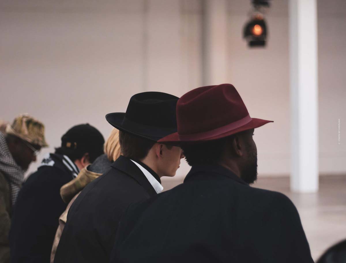 billy-porter-pose-fashion-magazine-london-fashion-week-firstrow-vogue