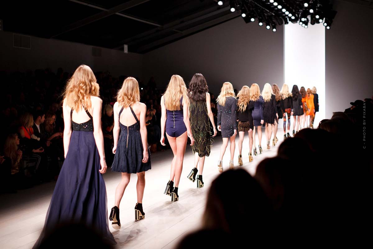 fashion-week-new-york-laufsteg-kleider-licht-models-frauen-blau-blond-braun