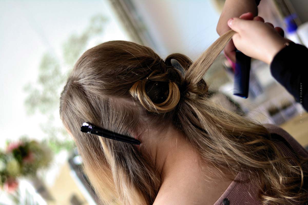 hair-routine-hailey bieber-wavy hair – curls