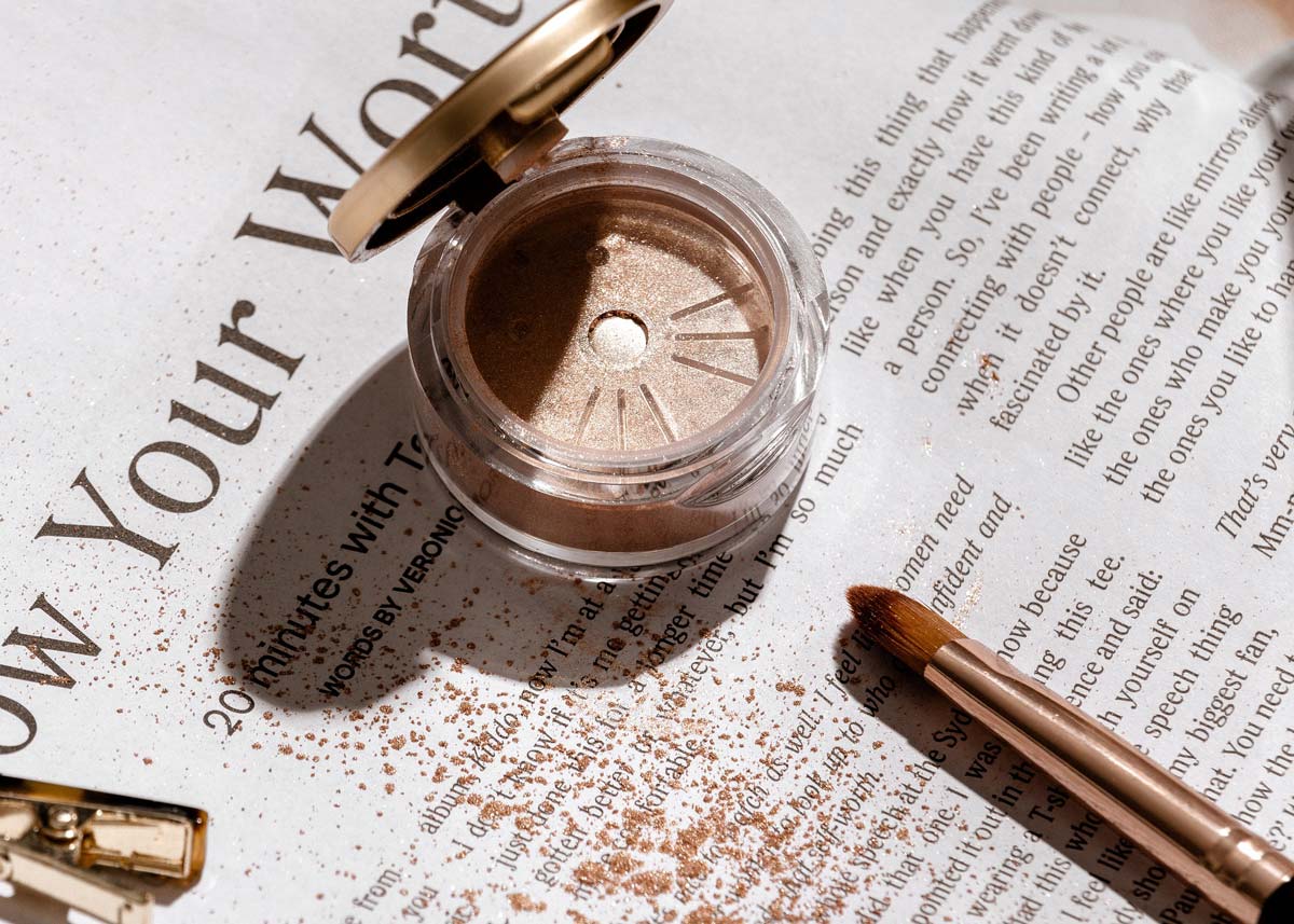 eyeshadow-ruby aldridge-interview-paper-gold-brush