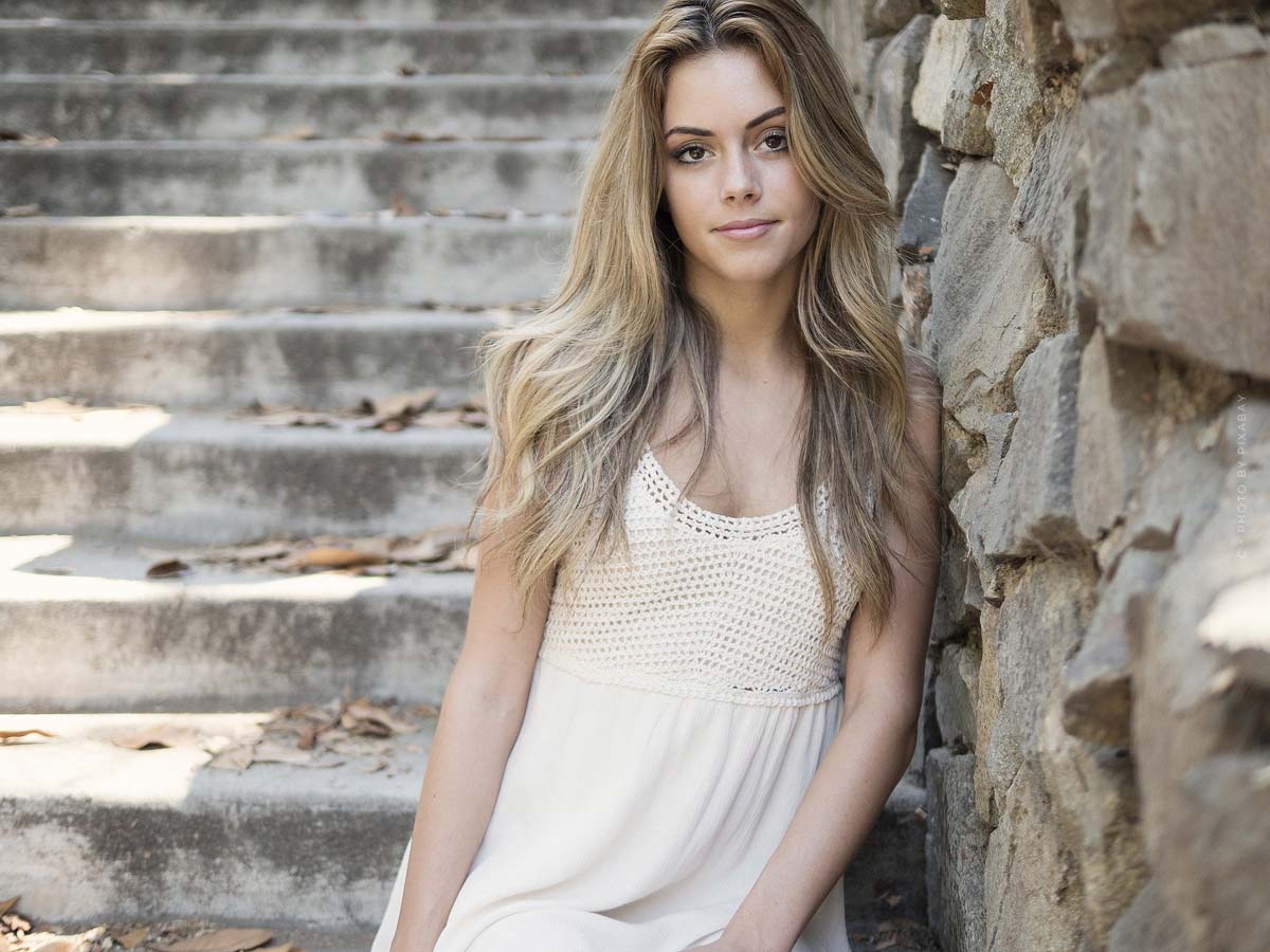 frau-model-locken-blond-schminke-natuerlich-top-weiss-treppen