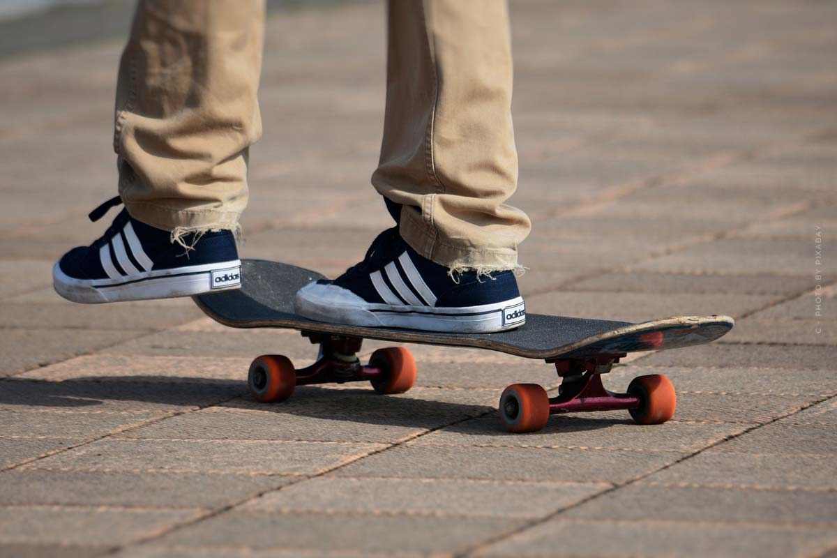 adidas-schuhe-kateboard-sneaker-beine-füße