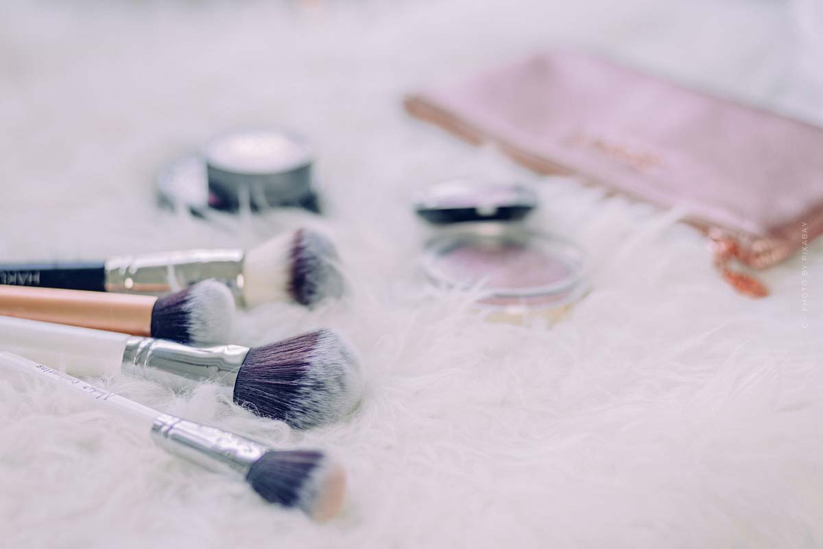 brush-make-up-cosmetic-brand