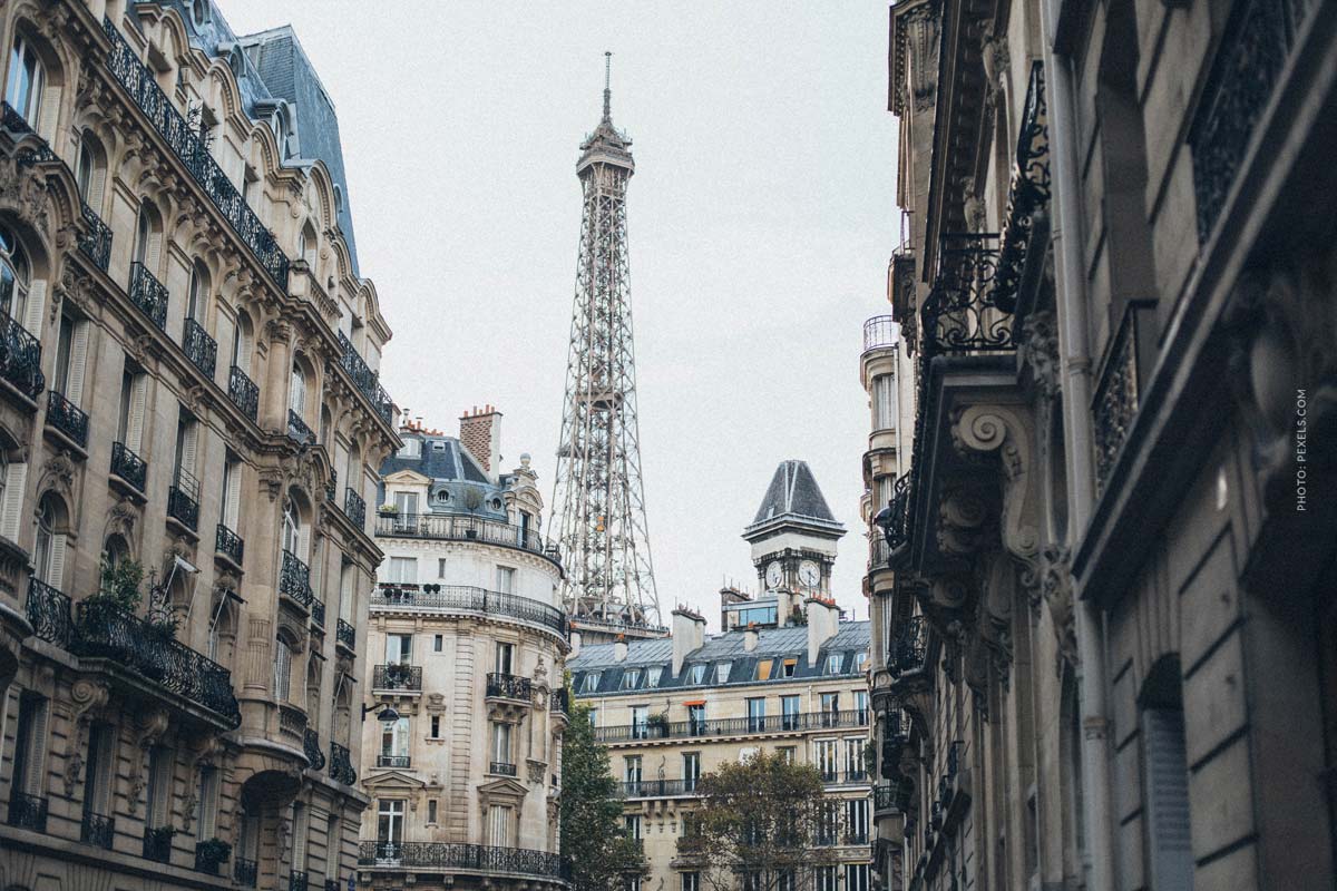 balenciaga-paris-fashion-week-eifel-tower-buildings-windows