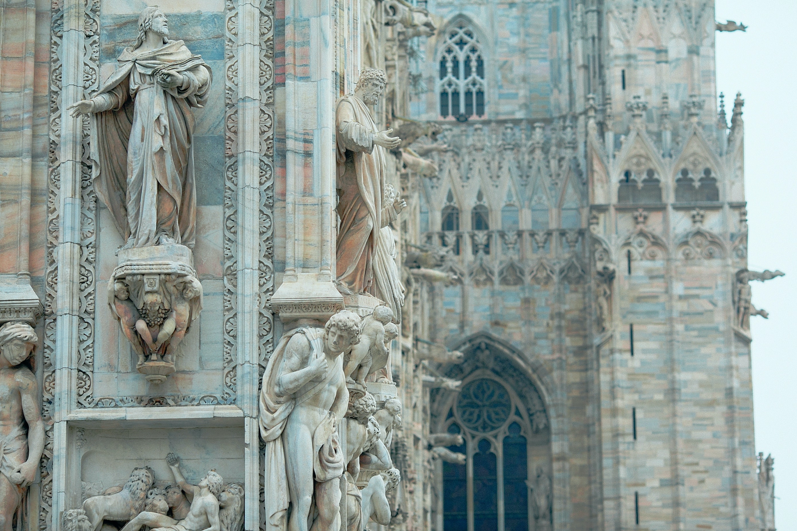 palm-angels-italy-milan-great-building-statues-on-the-walls