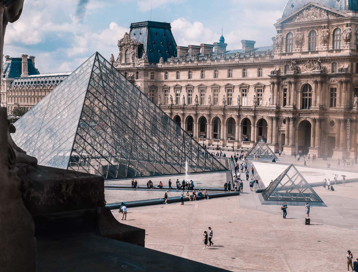 valentino-paris-fashion-week-louvre-place-center